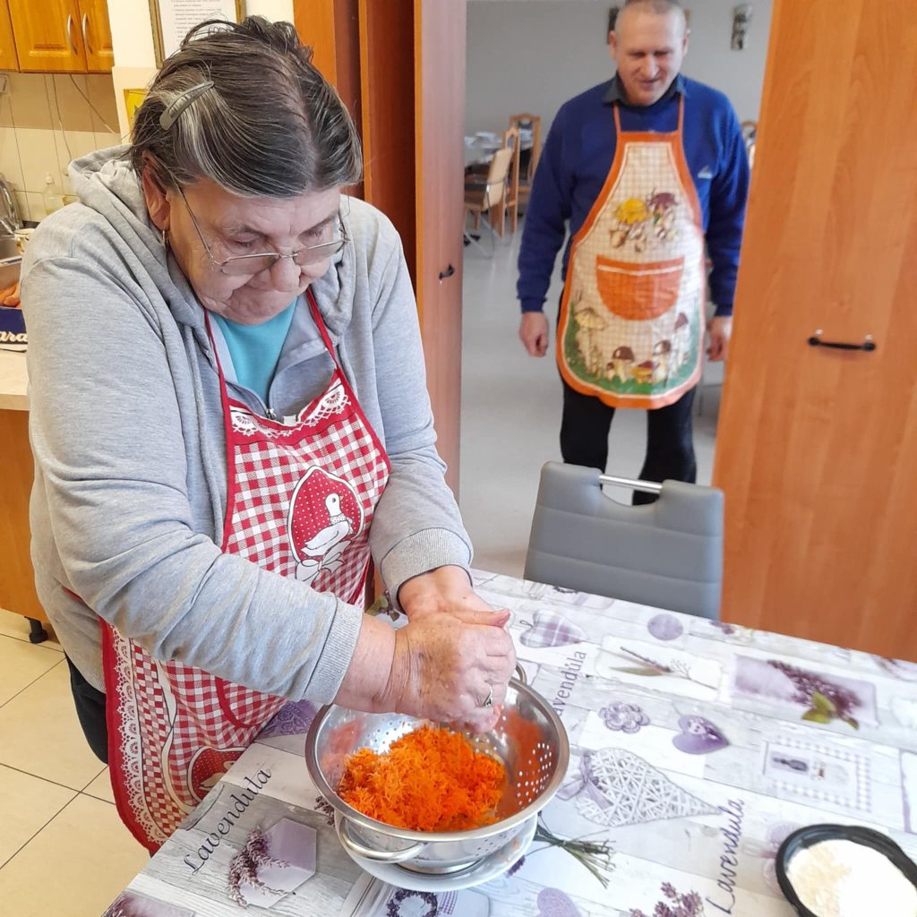 podopieczna ściera marchew na tarce