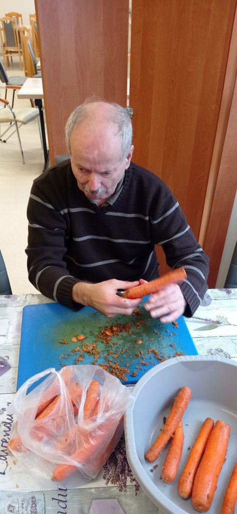 podopieczny obiera marchew