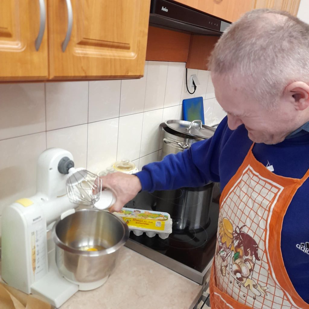 podopieczny miksuje składniki na ciasto