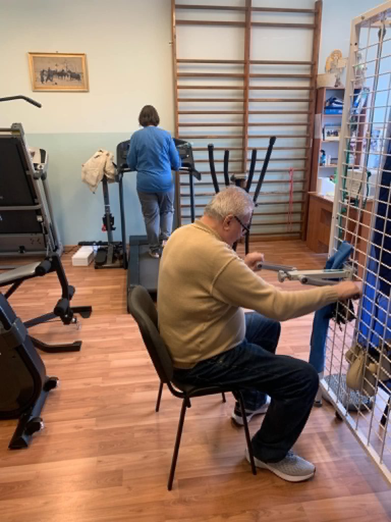 podopieczni ćwiczą w sali rehabilitacyjnej