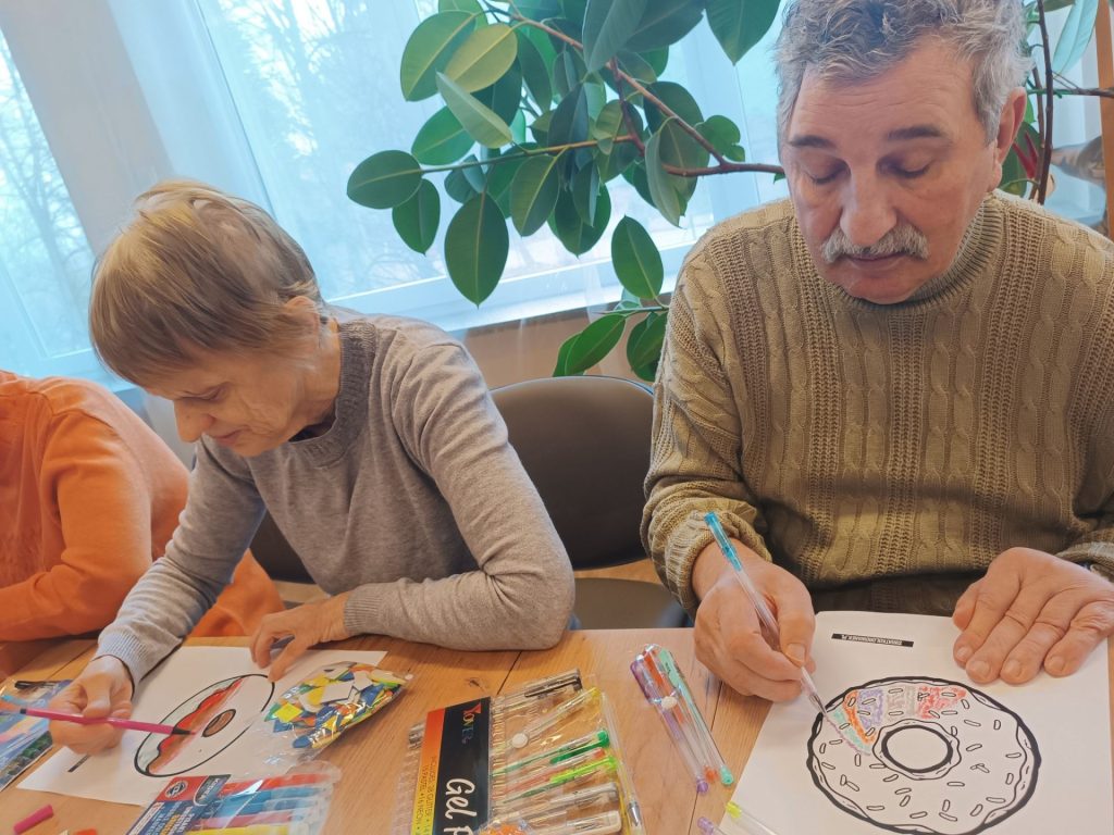 podopieczni kolorują kredkami