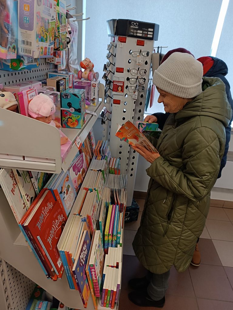 Kobieta przegląda artykuły prasowe na poczcie