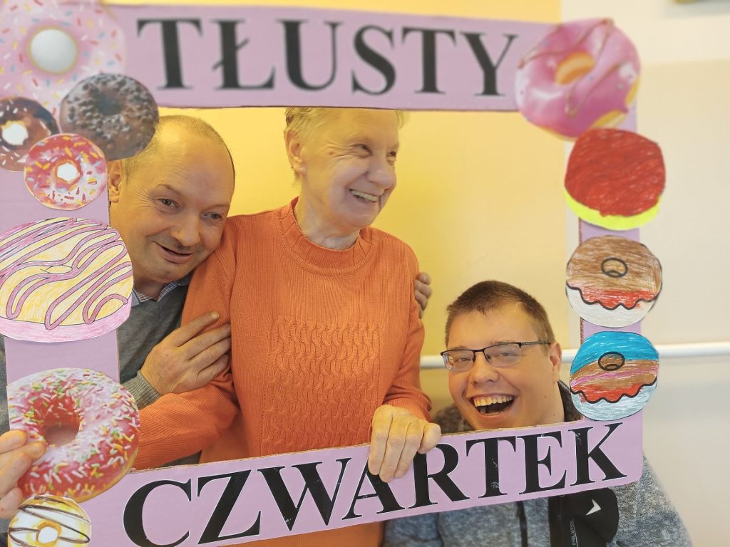 uśmiechnięci podopieczni ŚDS Świętują Tłusty Czartek
