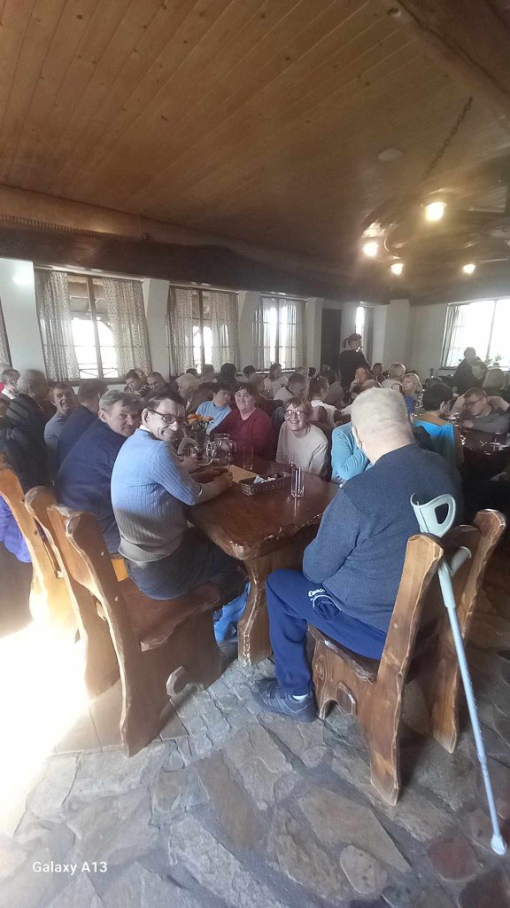 grupa osób w restauracji