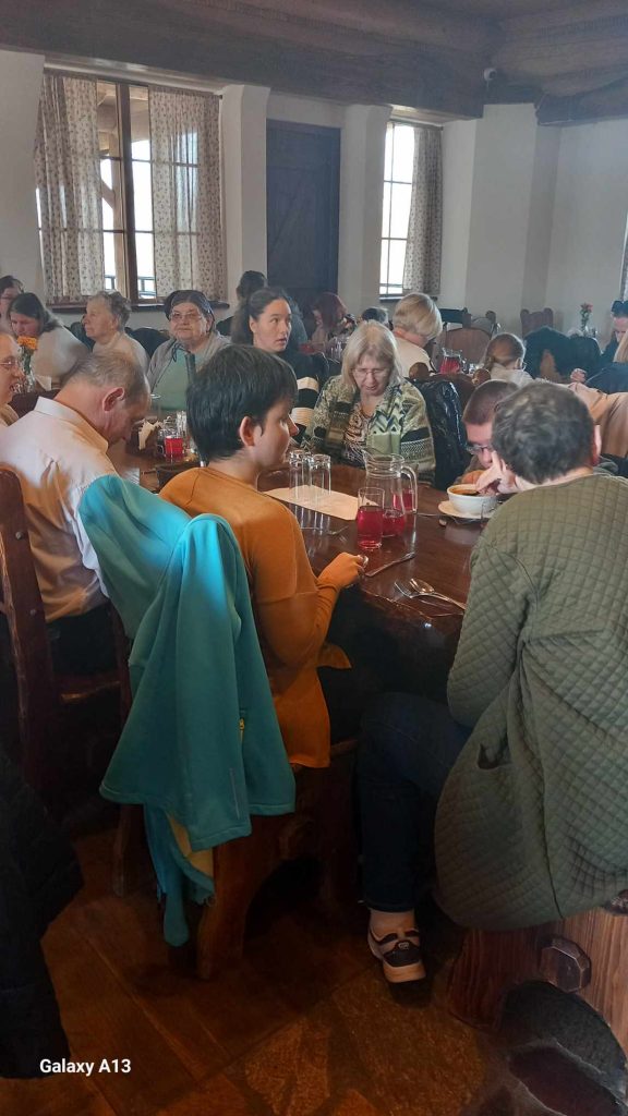grupa osób w restauracji
