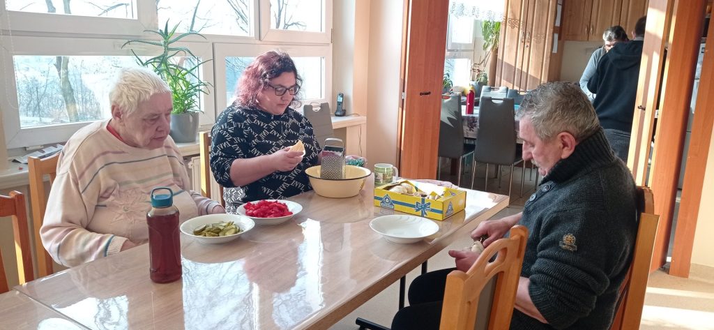 Podopieczni przygotowują pizzę