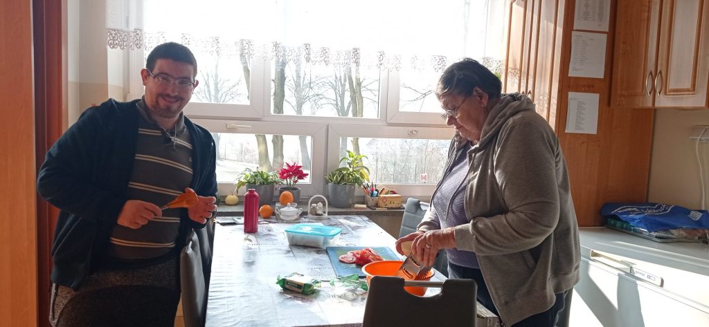 Podopieczni przygotowują składniki na pizzę