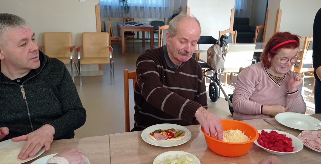 Podopieczni przygotowują mini pizze