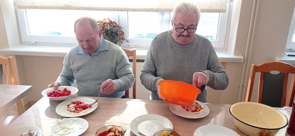 Podopieczni przygotowują mini pizze