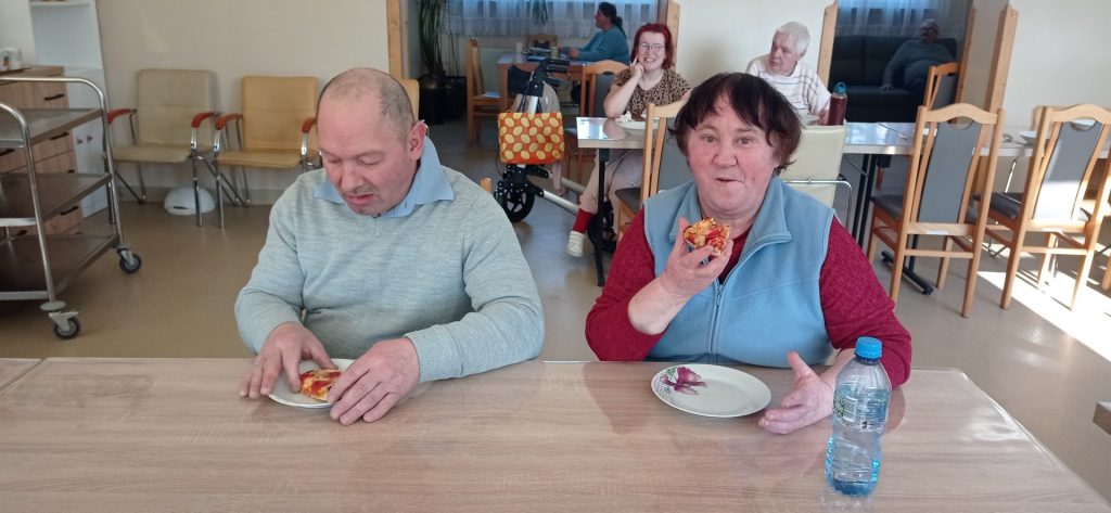 Podopieczni degustują samodzielnie przygotowane pizze