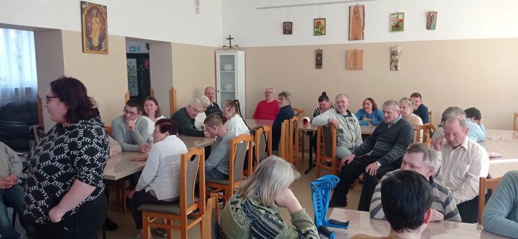 grupa osób gra w koło fortuny