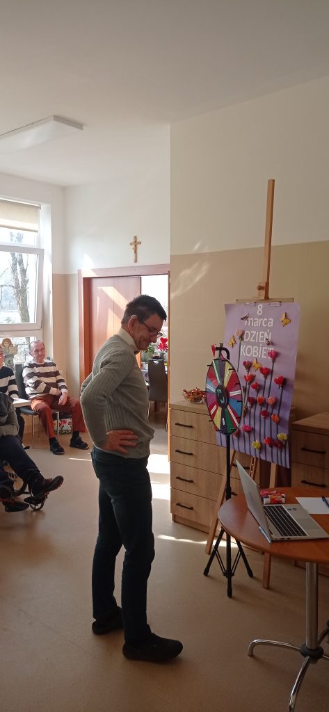 podopieczny zgaduje piosenkę w konkursie jaka to melodia