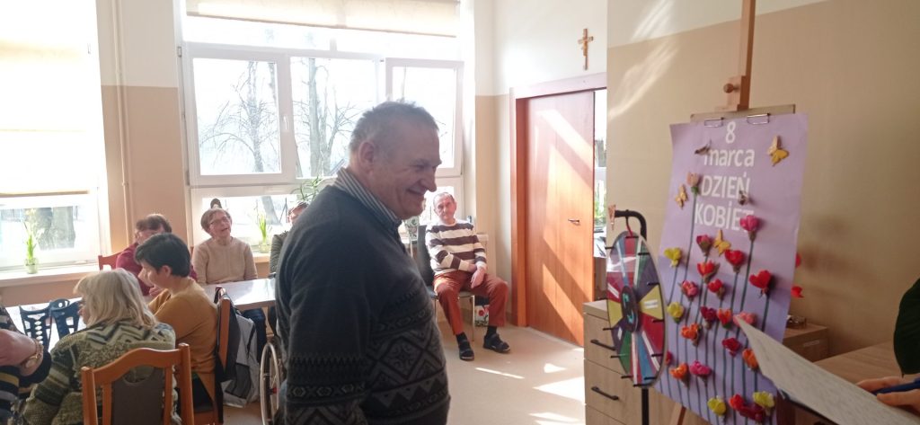 podopieczny zgaduje piosenkę w konkursie jaka to melodia