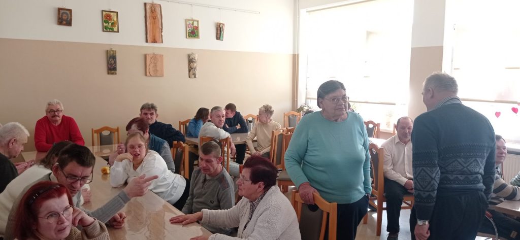 grupa osób gra w koło fortuny