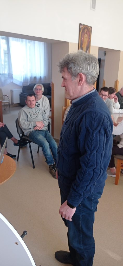 podopieczny zgaduje piosenkę w turnieju Jaka to melodia