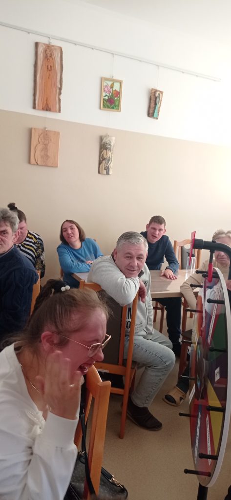 grupa osób gra w koło fortuny