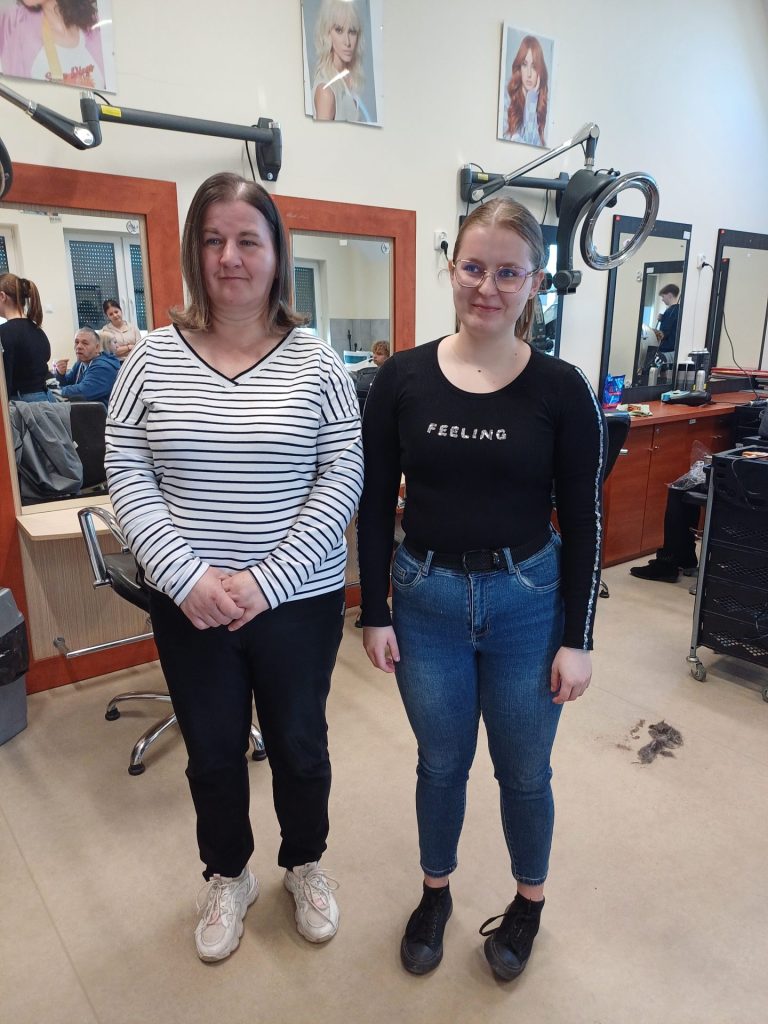 Uczennica klasy fryzjerskiej prezentuje swoją pracę wraz z modelką (Podopieczną)