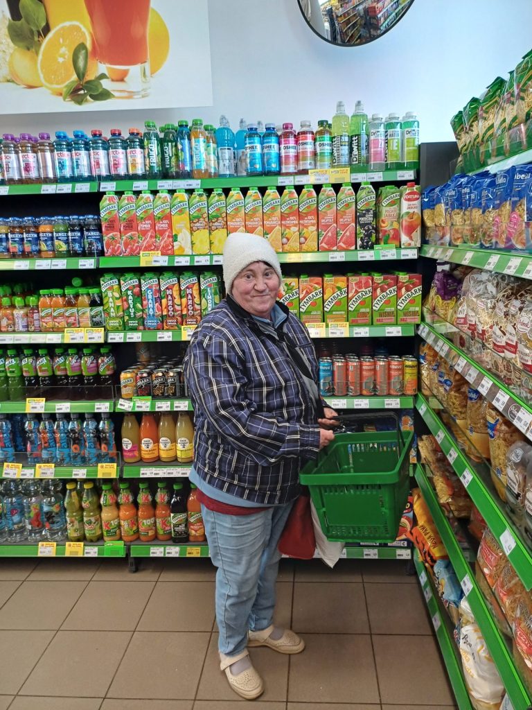 Podopieczna na zakupach w supermarkecie