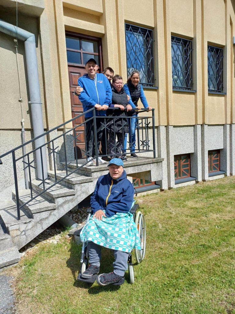 podopieczni na spacerze 