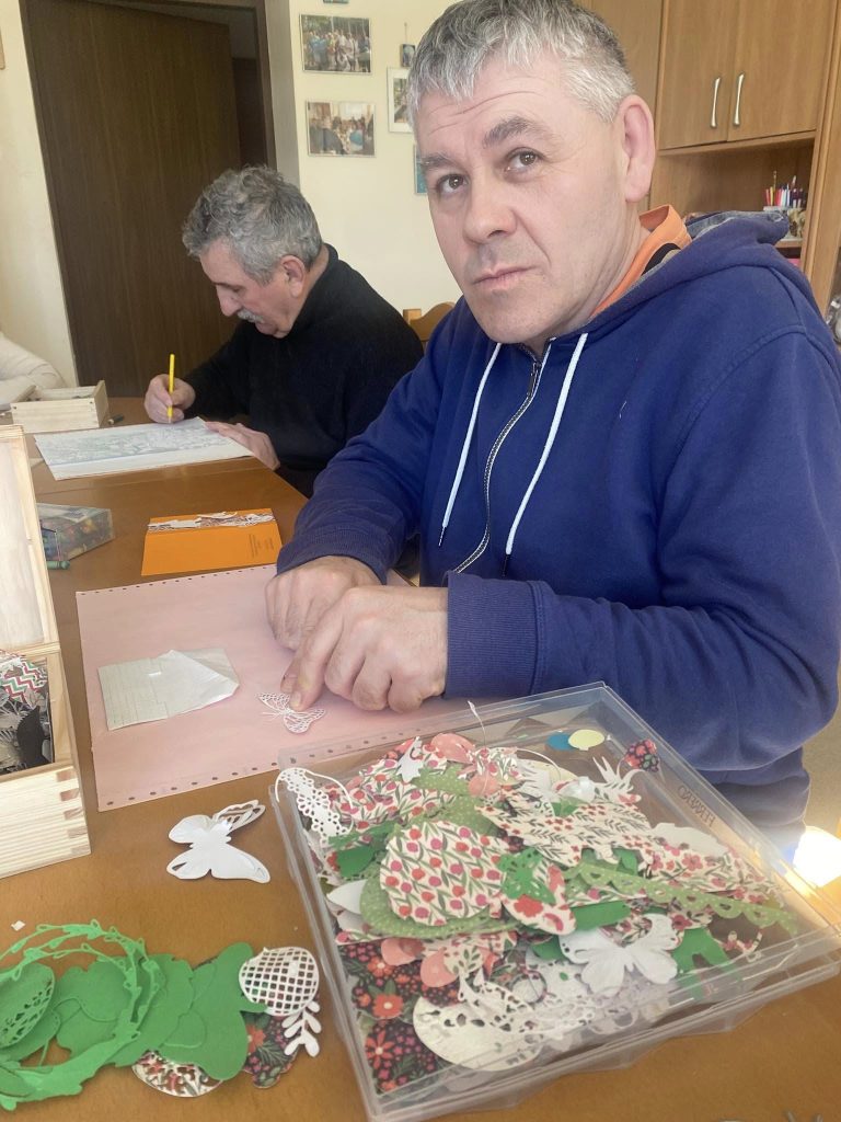 Podopieczny przygotowuje elementy do kartek