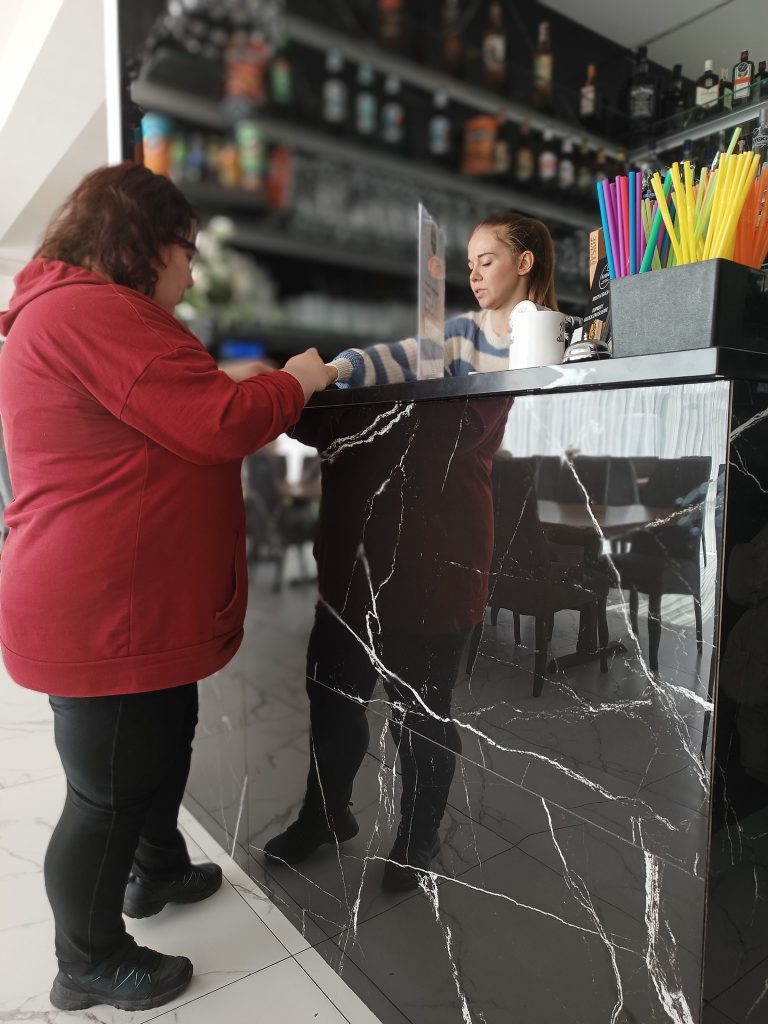 podopieczna zamawia jedzenie w restauracji