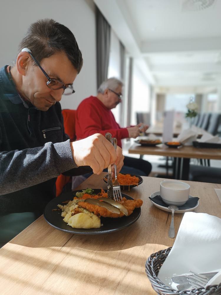 Podopieczni jedzą obiad w restauracji