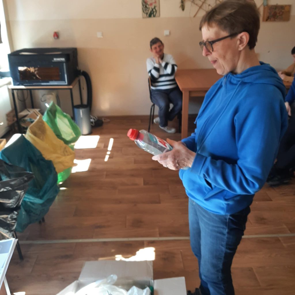 Podopieczna segreguje odpady