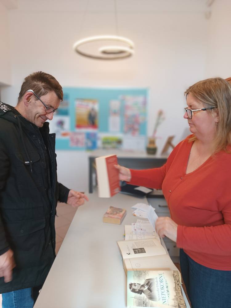 podopieczny wypożycza książkę w bibliotece