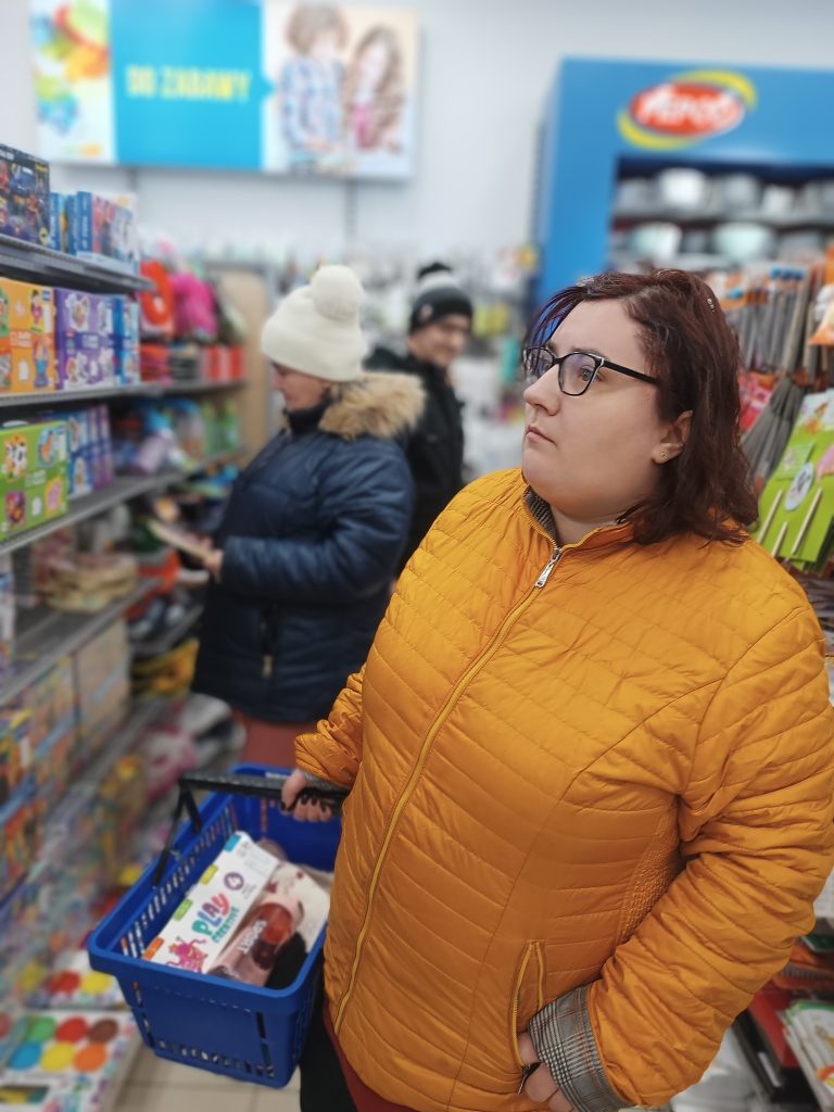 Podopieczni robią zakupy w markecie