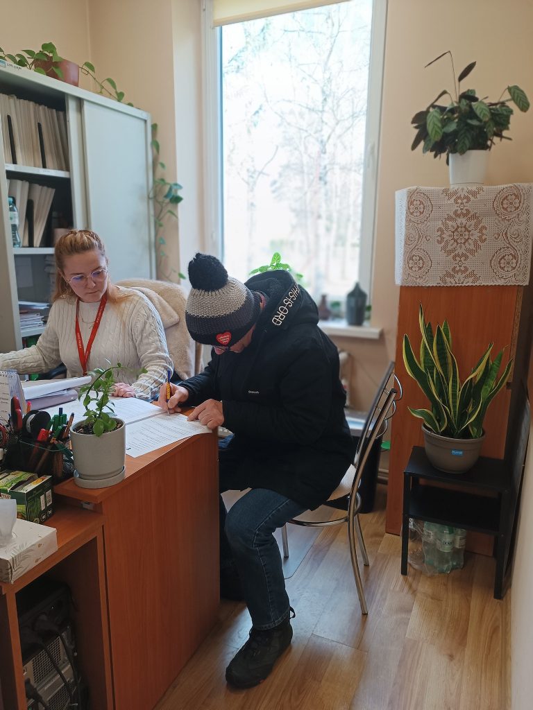 podopieczny wypełnia dokumenty w GOPS