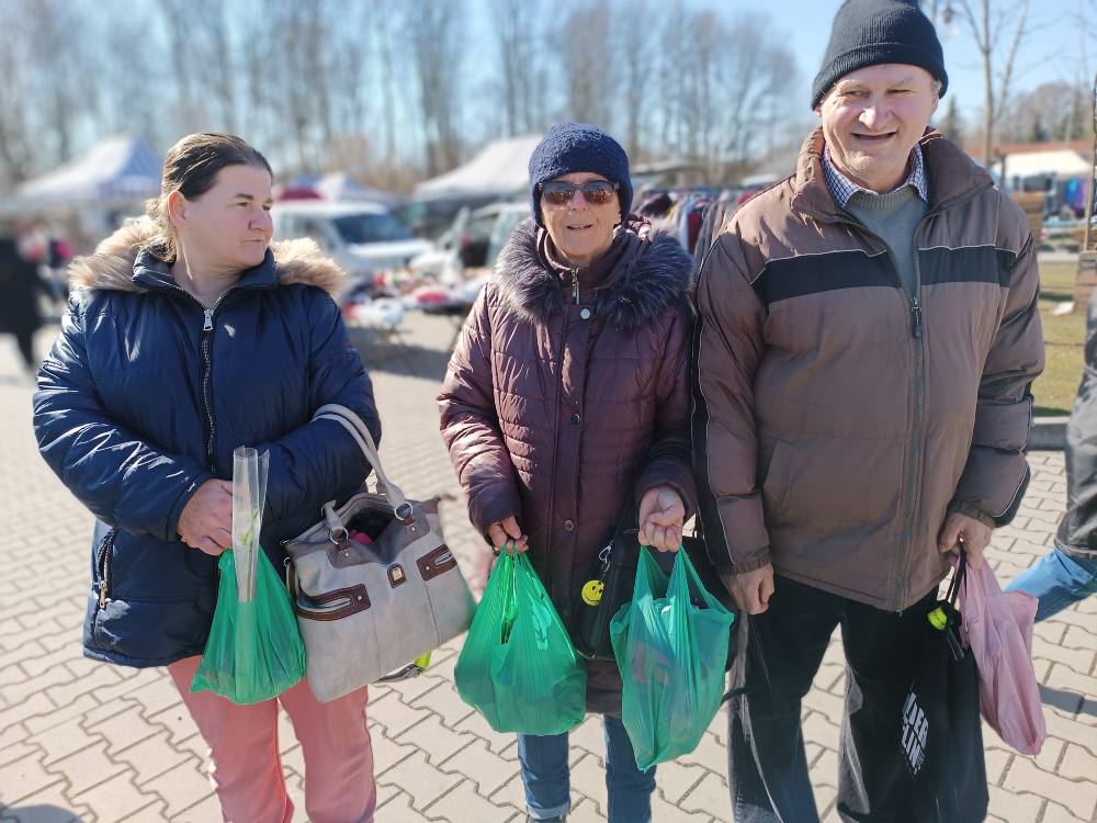 Grupa podopiecznych wraca z zakupów na jarmarku