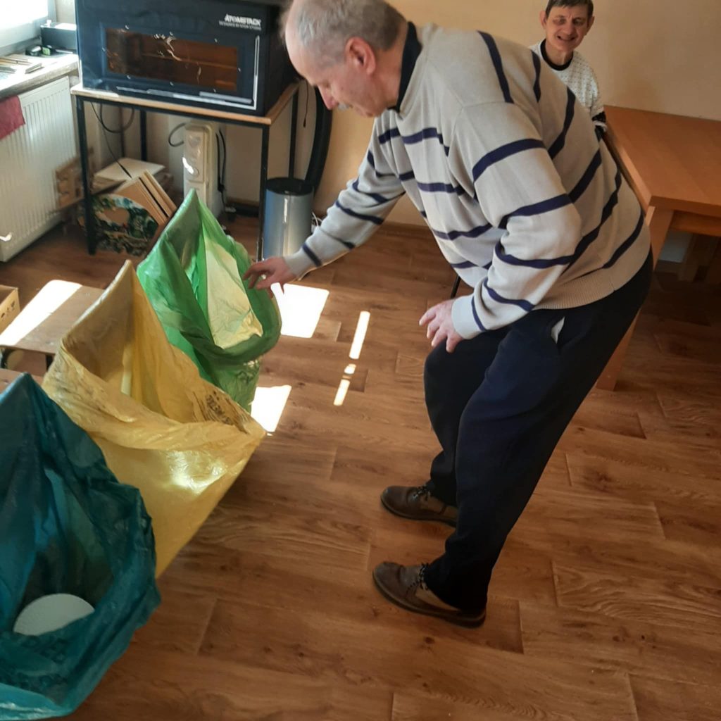 Podopieczny segreguje odpady