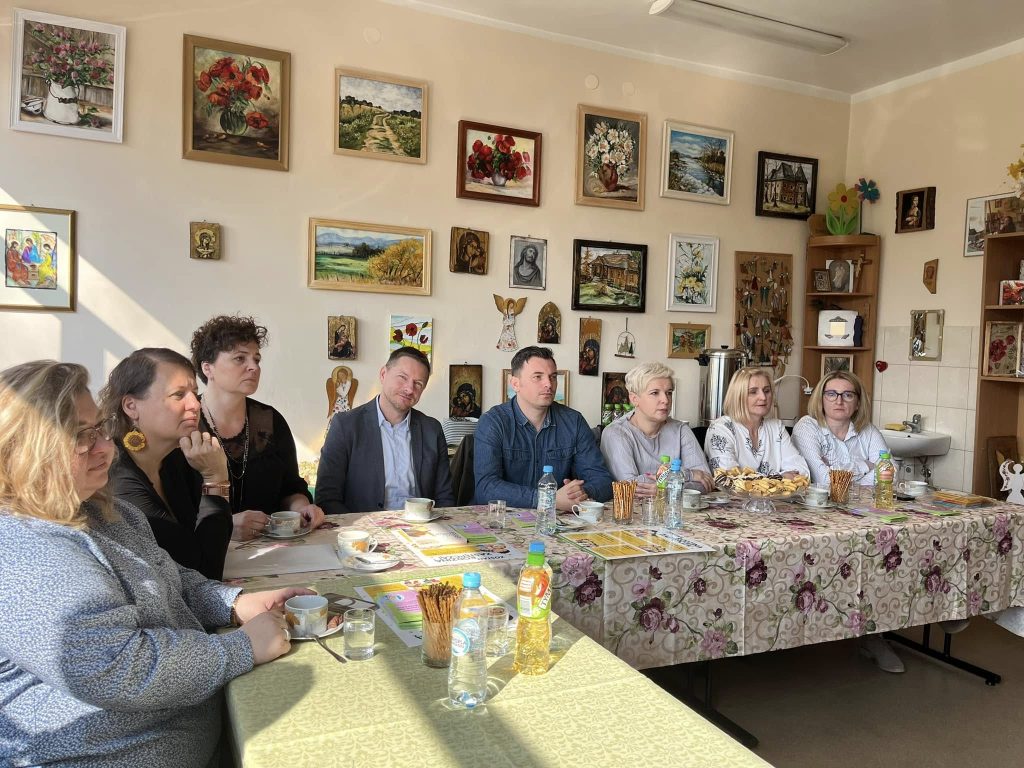grupa osób uczestniczy w spotkaniu
