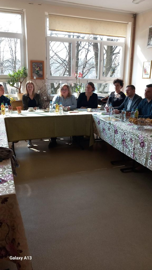 grupa osób uczestniczy w spotkaniu