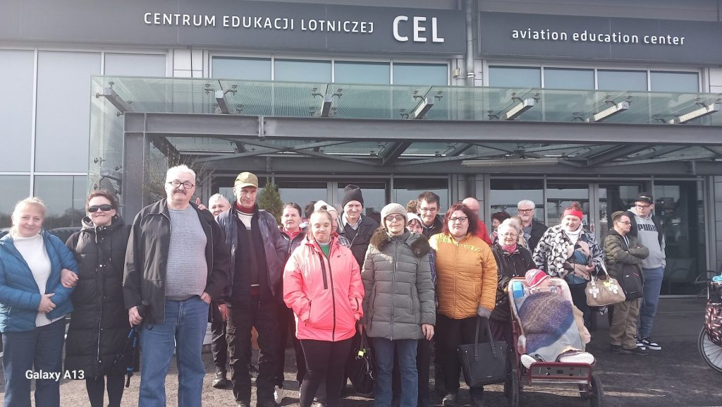 Grupa Uczestników stojąca przed wejściem na lotnisko