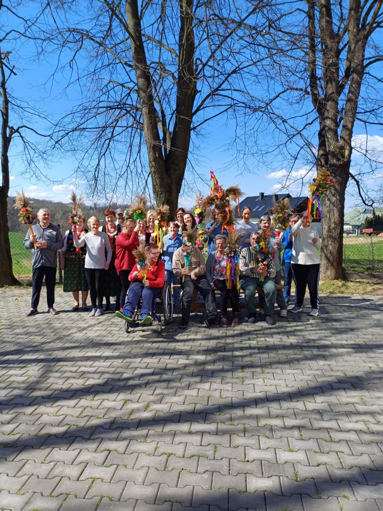 Zdjęcie grupowe uczestników warsztatów robienia palm wielkanocnych