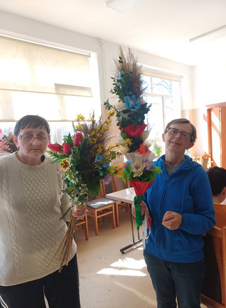 Podopieczne prezentują wykonane przez siebie palmę wielkanocną