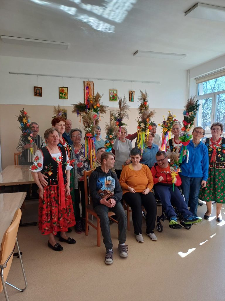 Zdjęcie grupowe uczestników warsztatów robienia palm wielkanocnych