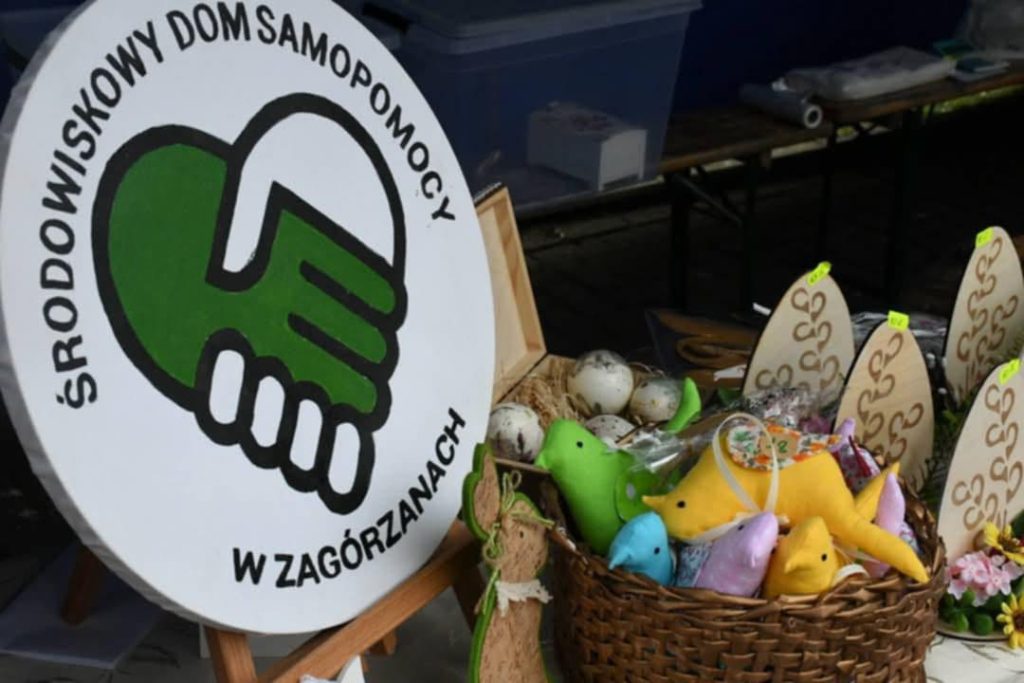 zdjęcie stoiska z produktami oferowanymi przez przedstawicieli ŚDS podczas kiermaszu wielkanocnego