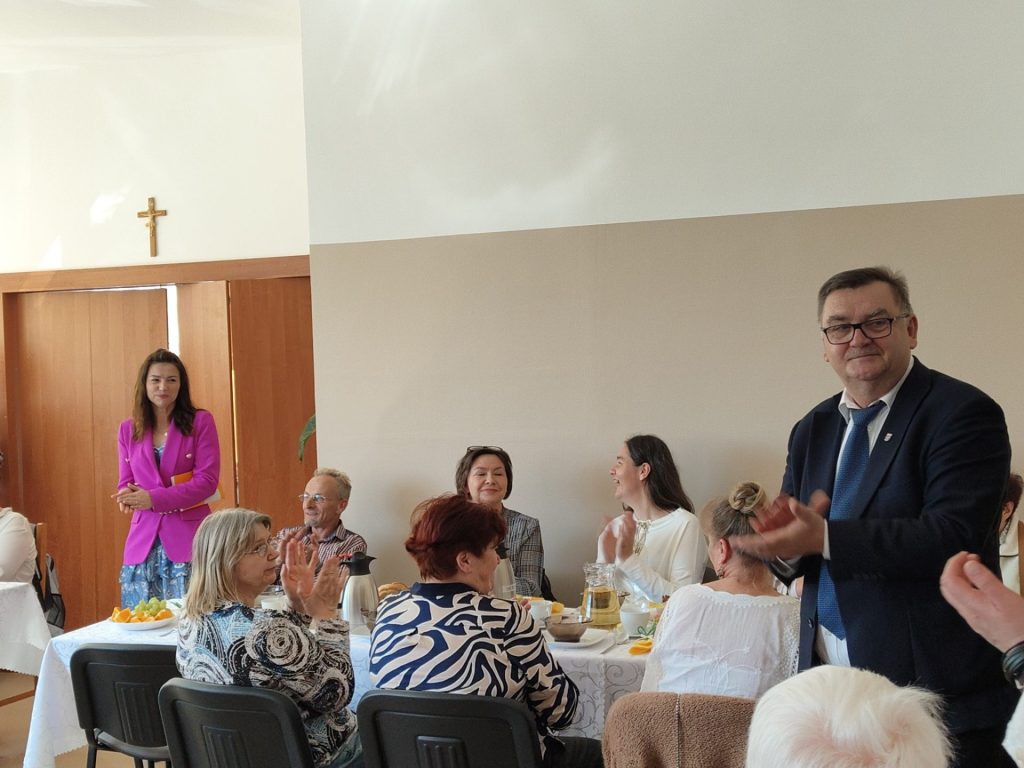 Wójt Gminy Gdów przemawia do uczestników spotkania wielkanocnego