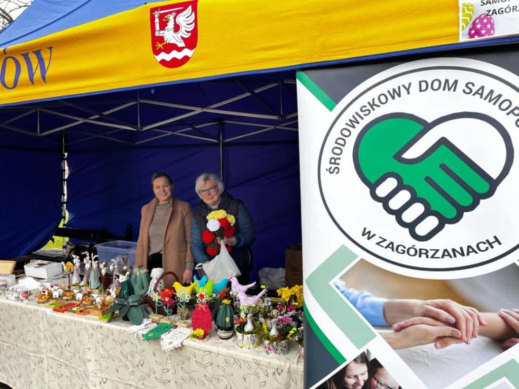 zdjęcie stoiska z produktami oferowanymi przez przedstawicieli ŚDS podczas kiermaszu wielkanocnego