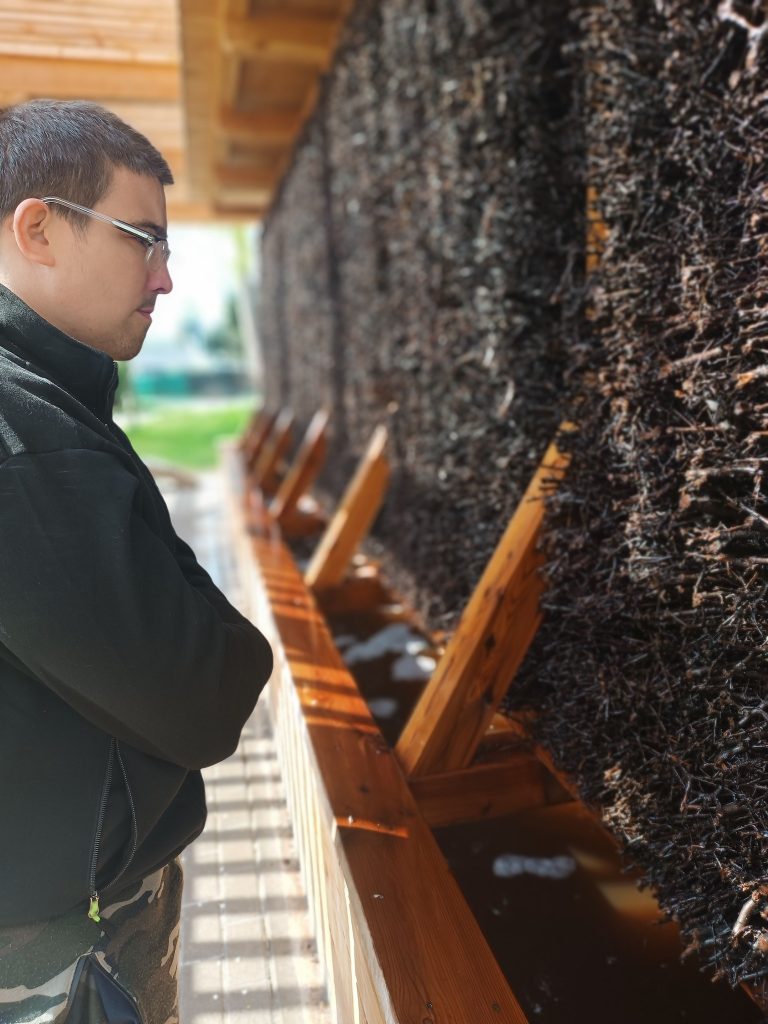 Podopieczny inhaluje się przy ściance w tężni solankowej