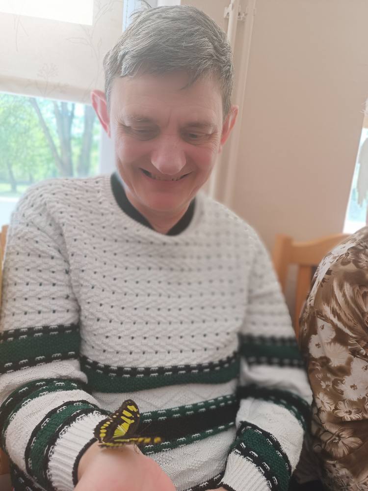 Podopieczna trzyma motyla na ręce