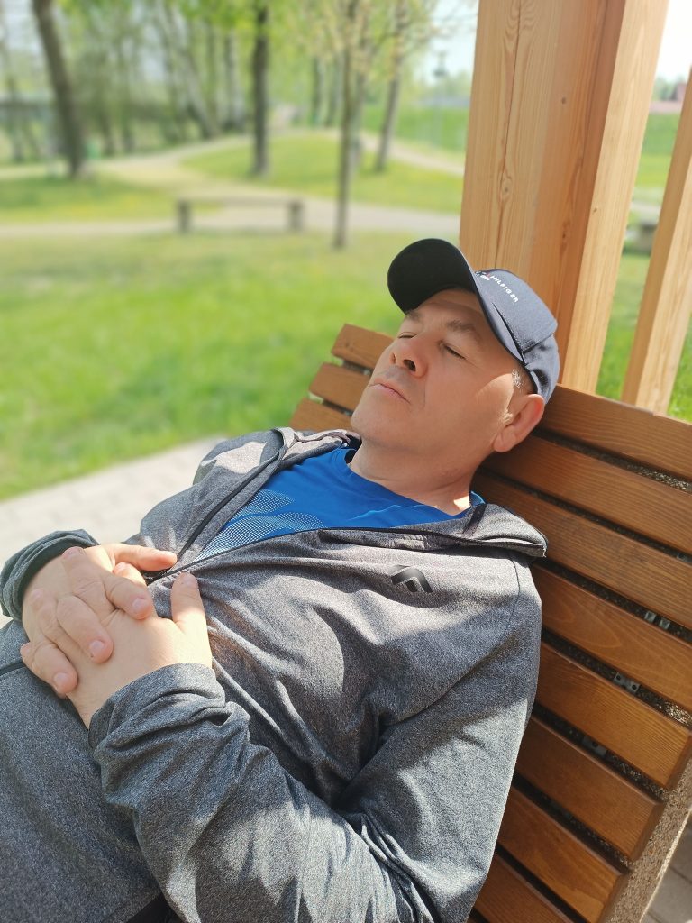 Podopieczny relaksuje się na leżance w tężni solankowej