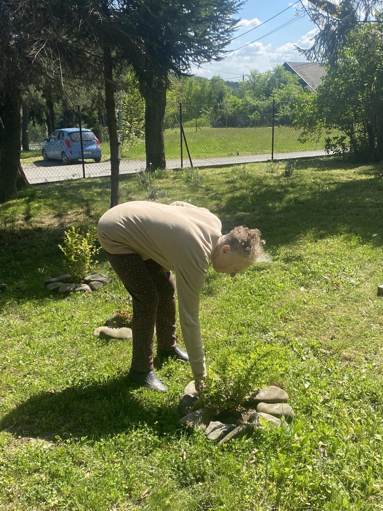 Podopieczna uczestniczy w grze terenowej