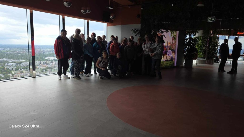 Grupa osób na wieży widokowej Sky Tower