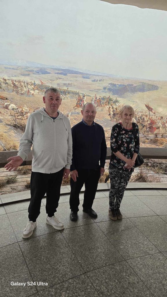 Podopieczni na tle Panoramy Racławickiej