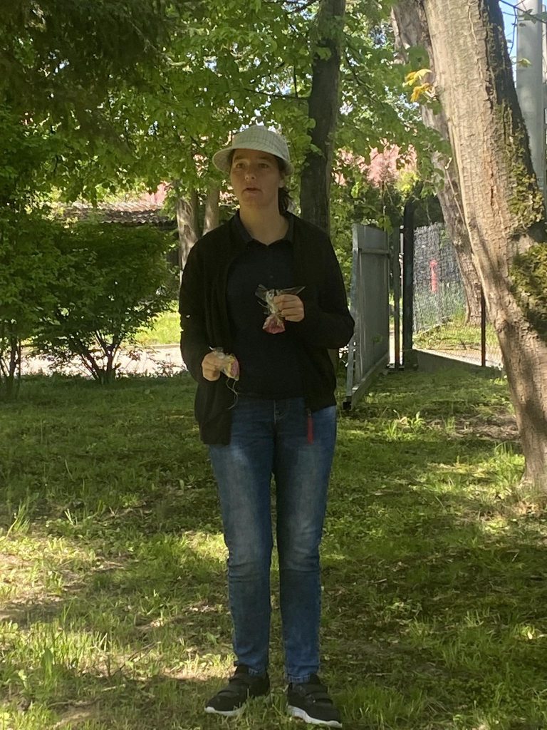 Podopieczna pokazuje nagrodę zdobytą w grze