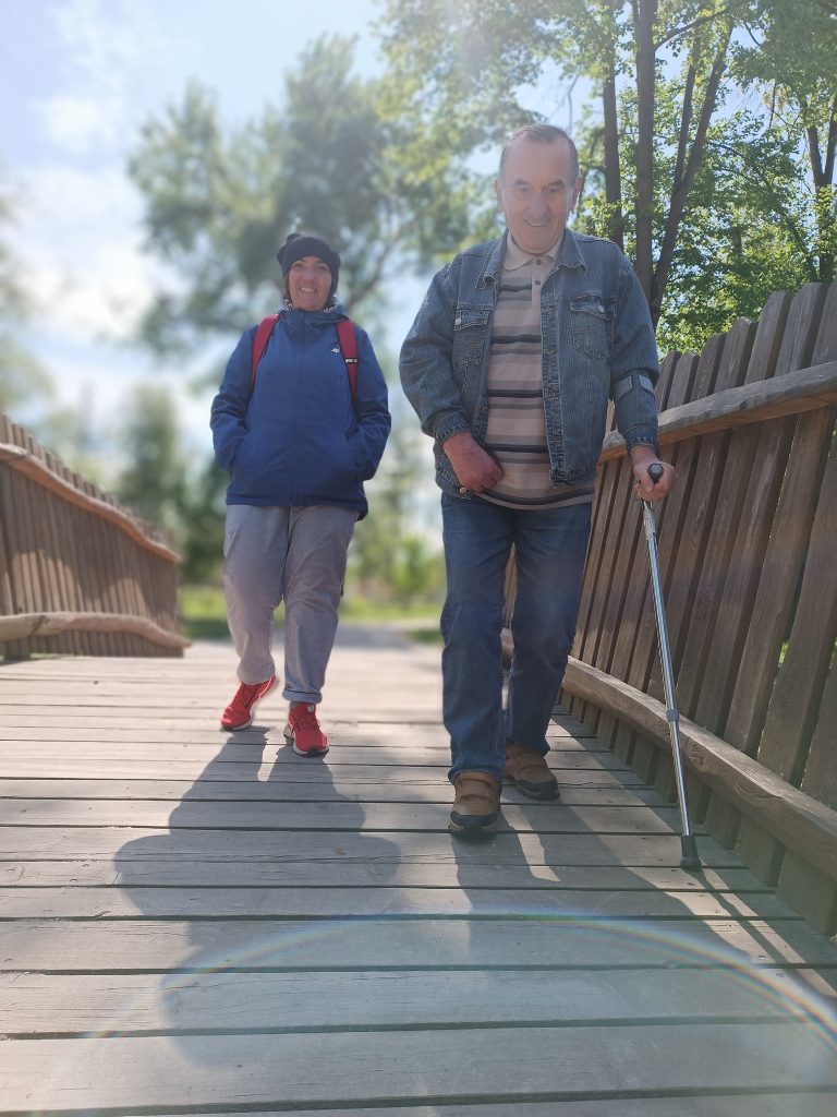 Podopieczni spacerują w parku