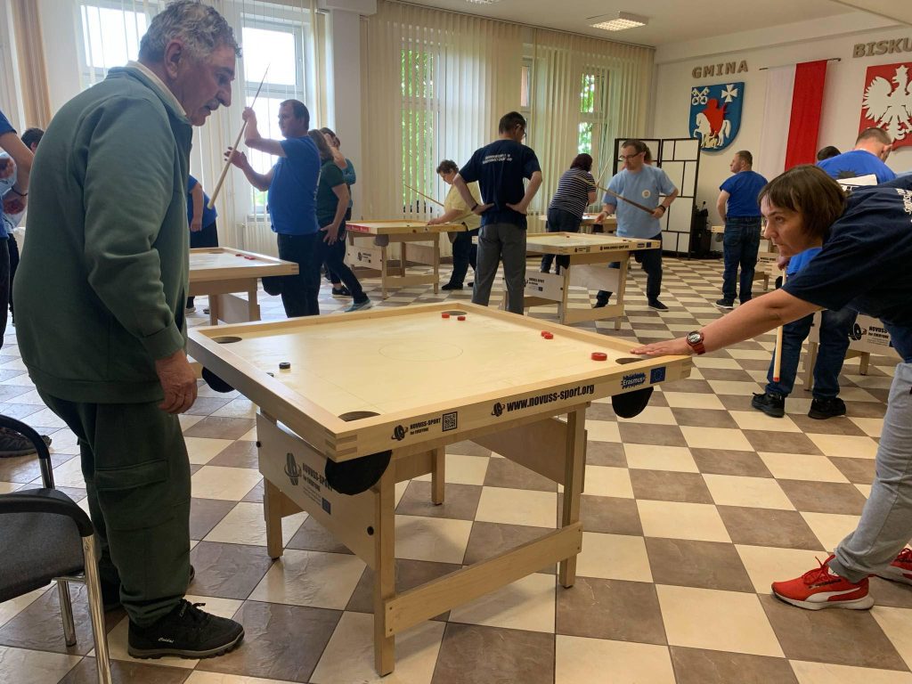 Uczestnicy grają w bilard marynarski